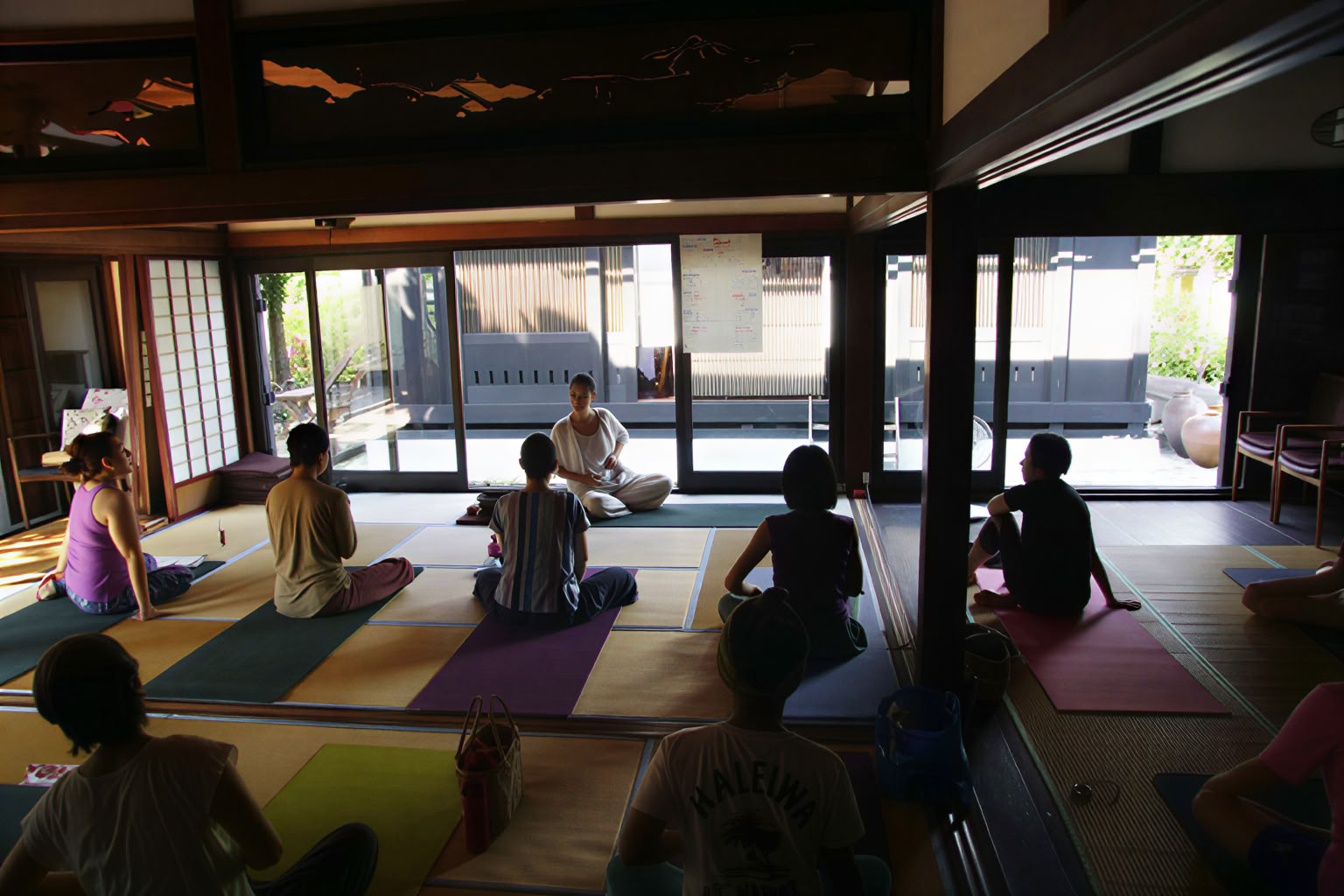 Stille mindfulness-meditation og yoga-retreat
