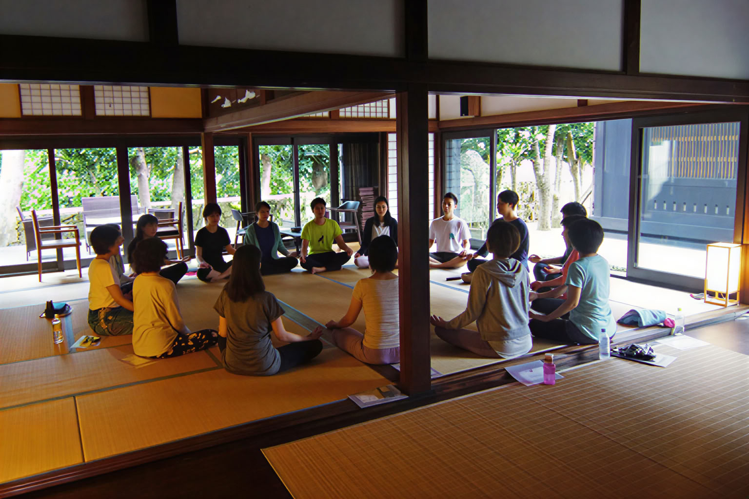 Stille mindfulness-meditation og yoga-retreat
