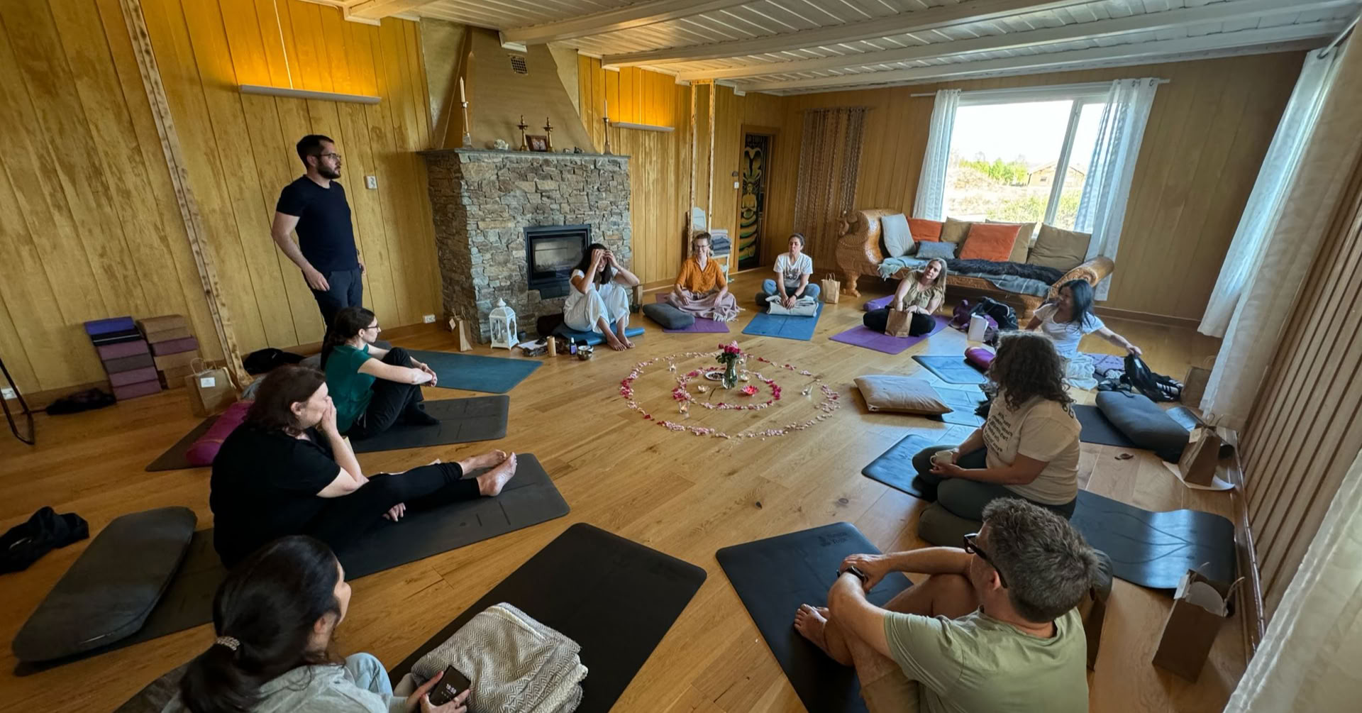 Efterårets åndedrag: et restituerende yogaretreat mod stressaflastning