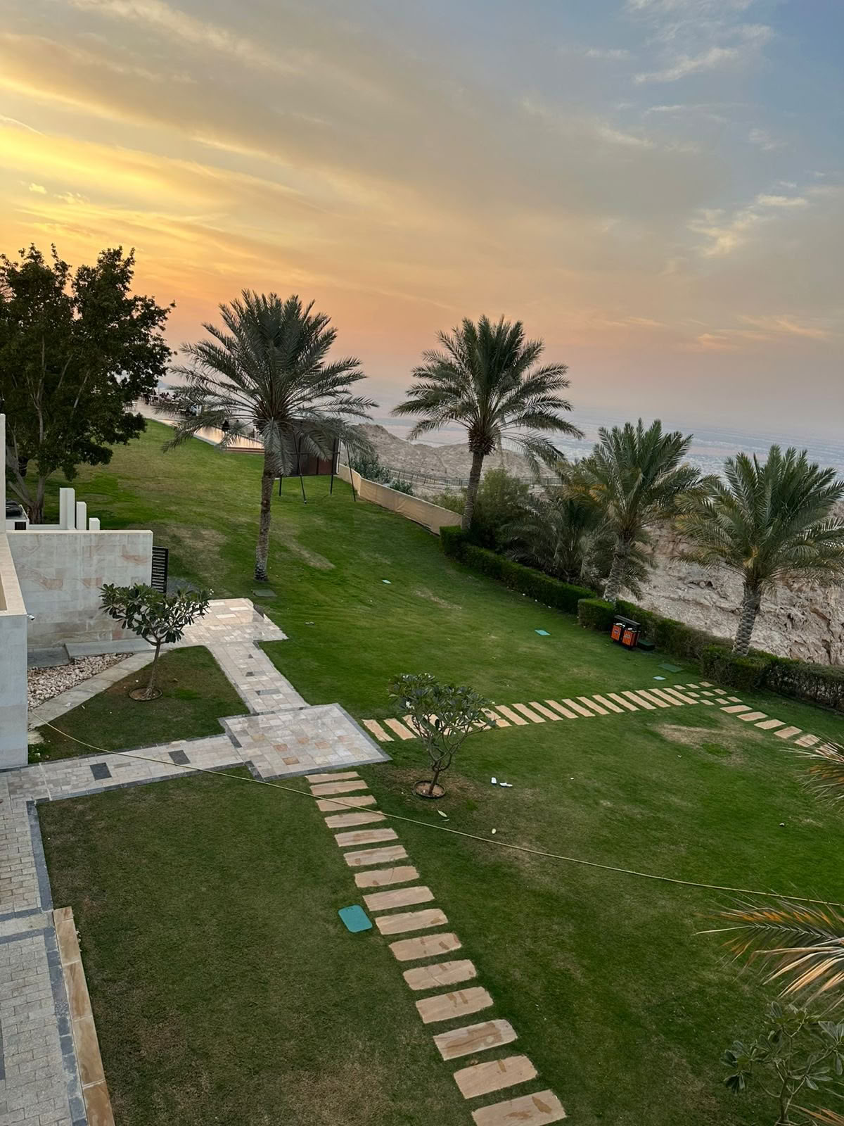 Solnedgangsyoga i Jubail Mangrove Park