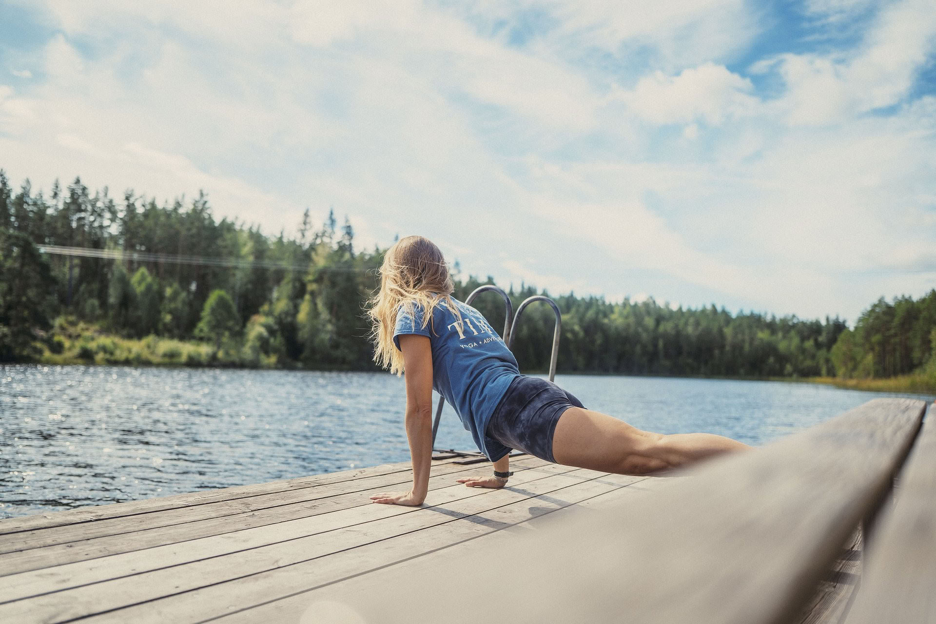Vildt svensk sommersolhvervs-yoga-retreat: Hvil og genforbind dig med naturen i den svenske skov