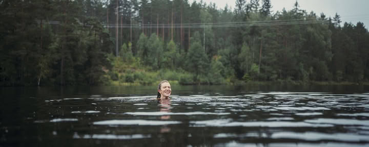 Vildt svensk sommersolhvervs-yoga-retreat: Hvil og genforbind dig med naturen i den svenske skov