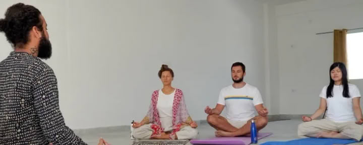 100 timers yogalæreruddannelse i Rishikesh