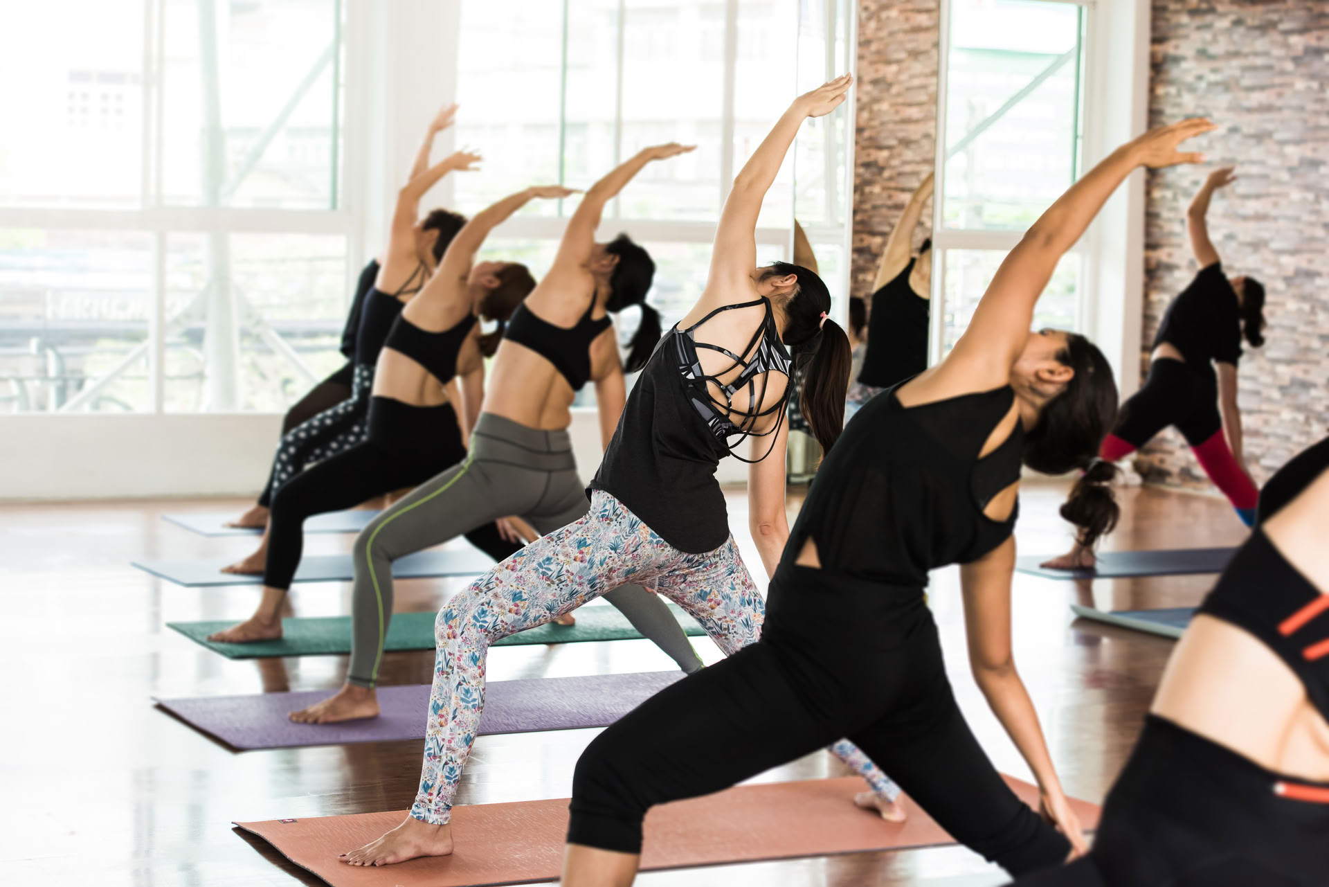 Tirsdagsyoga flow (fysisk fremmøde) blandede niveauer