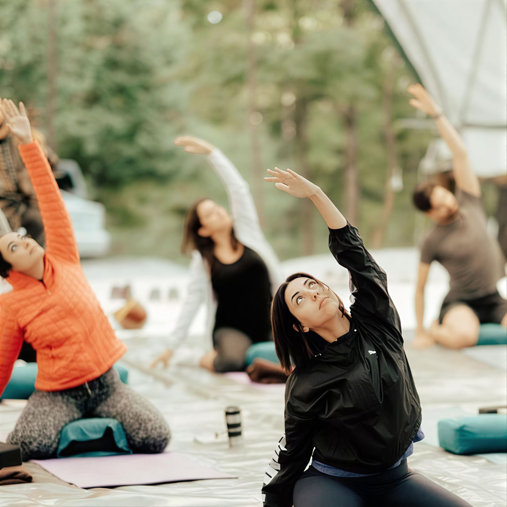 Faciliteret yoga i naturen
