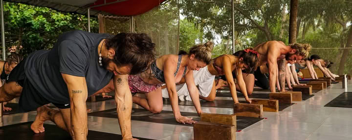 Hybrid 200-timers Ashtanga Vinyasa-yogalæreruddannelseskursus