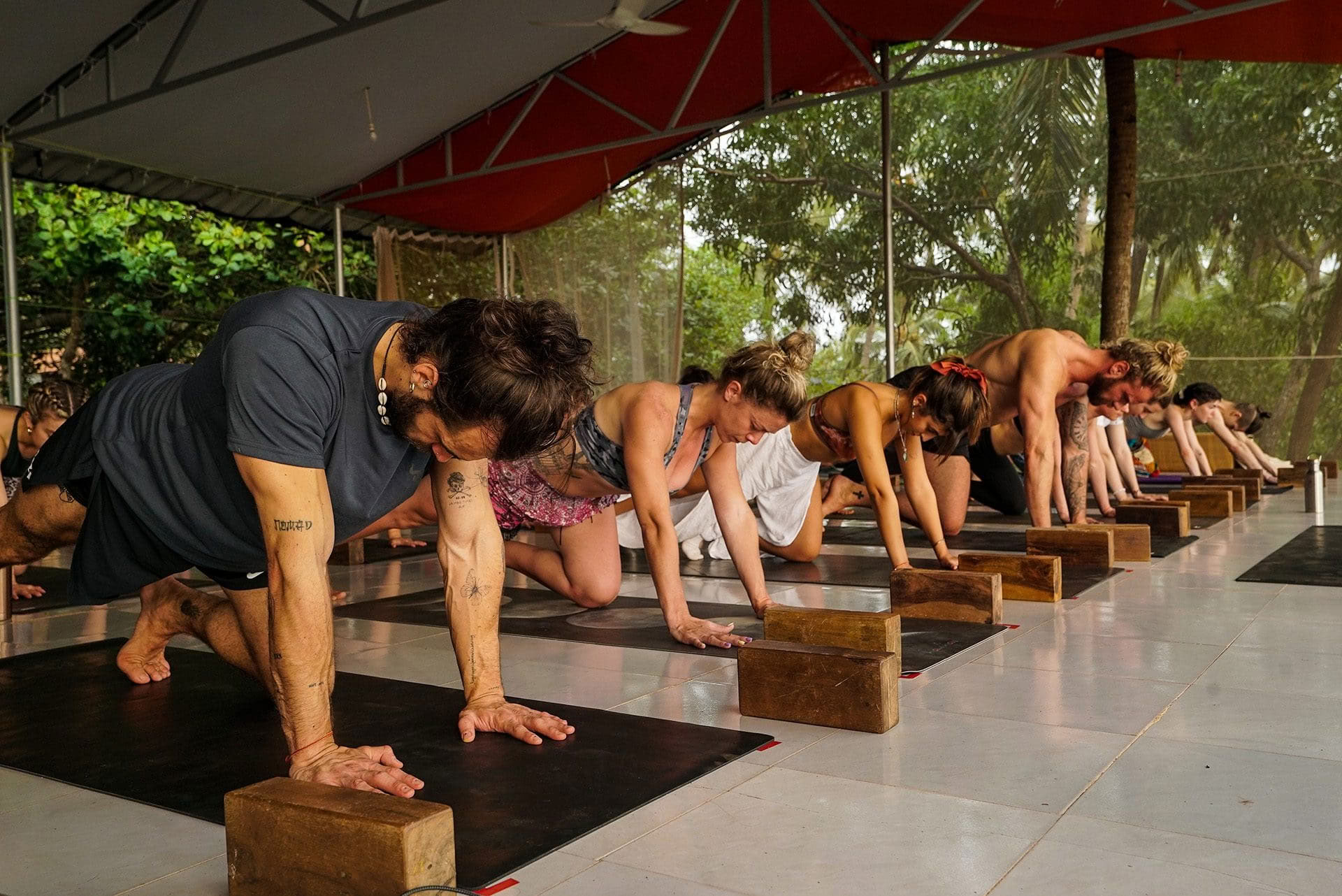 200-timers Hatha Vinyasa yogalæreruddannelse – 25. apr. - 20. maj