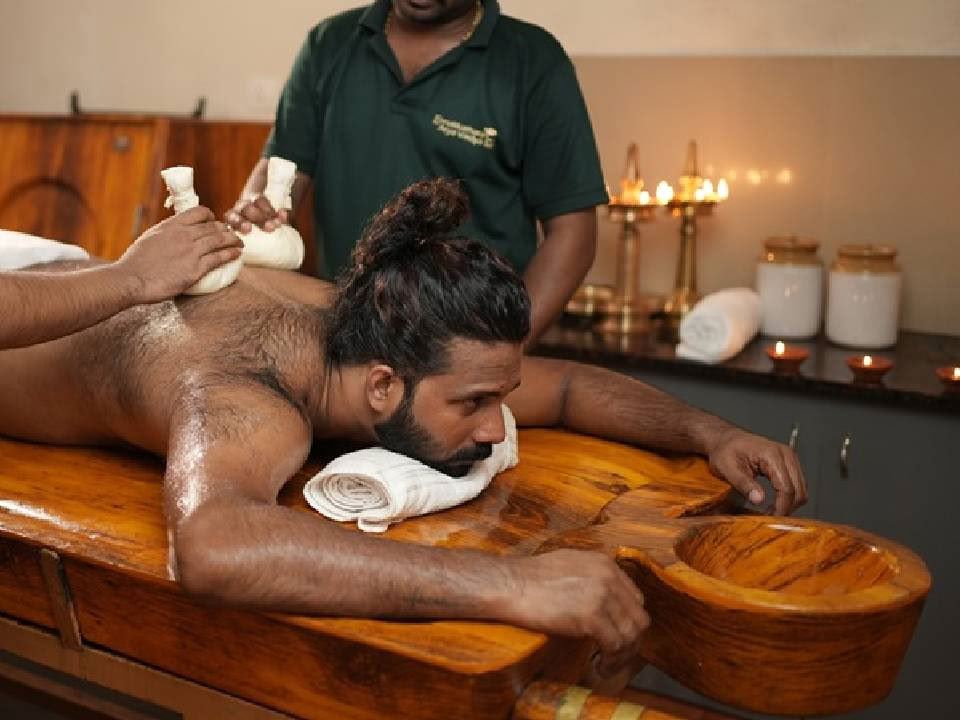 21 Dages Veda Evolve: Ayur Yoga, Ayurveda Velvære og Foryngelsesterapi med Yoga-retreat
