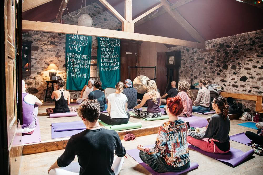 Kundaliniyoga-skole og yogaterapi med High On Yoga