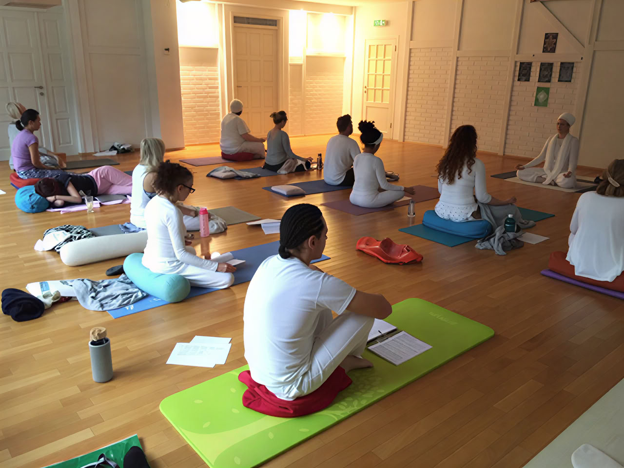 Kundaliniyoga-skole og yogaterapi med High On Yoga