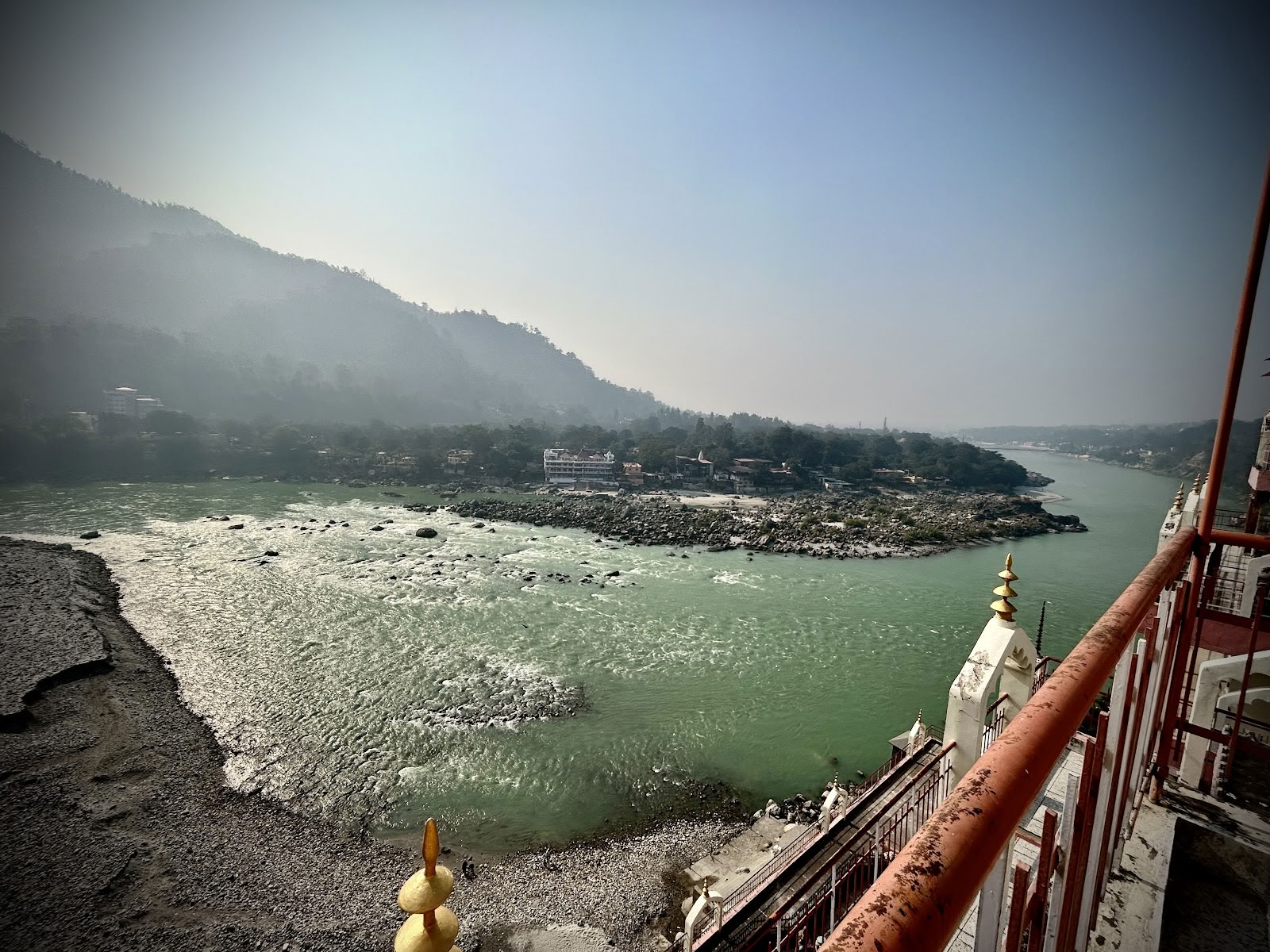 Rishiganga Yogshala - Yogalæreruddannelsesskole & yogaretreats i Rishikesh