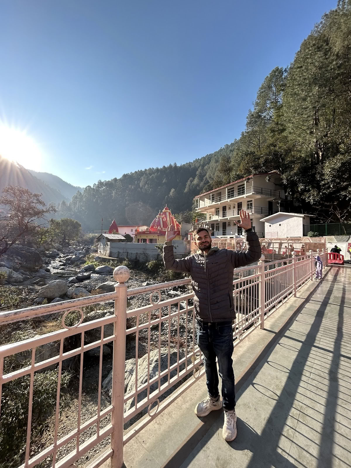 Rishiganga Yogshala - Yogalæreruddannelsesskole & yogaretreats i Rishikesh