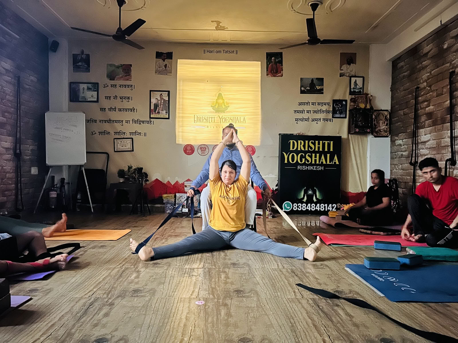 Drishti Yogshala Rishikesh ( yogaskole )