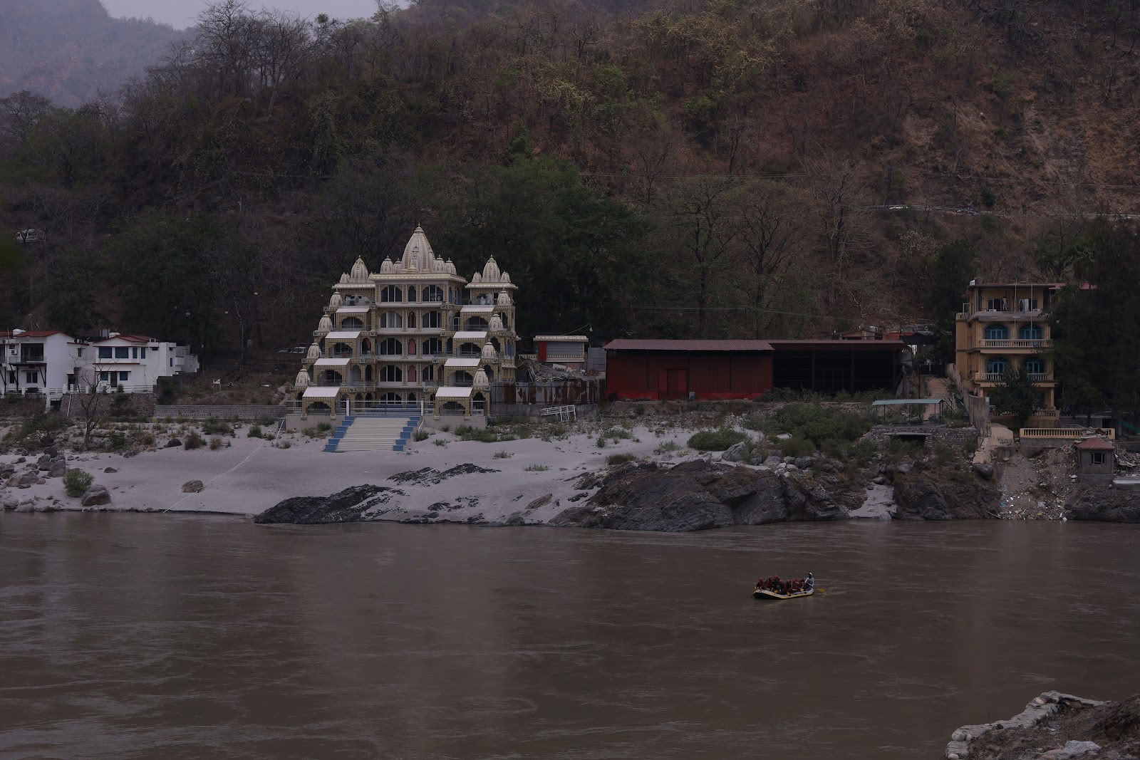 Et Himalaya-yogi-institut i Rishikesh