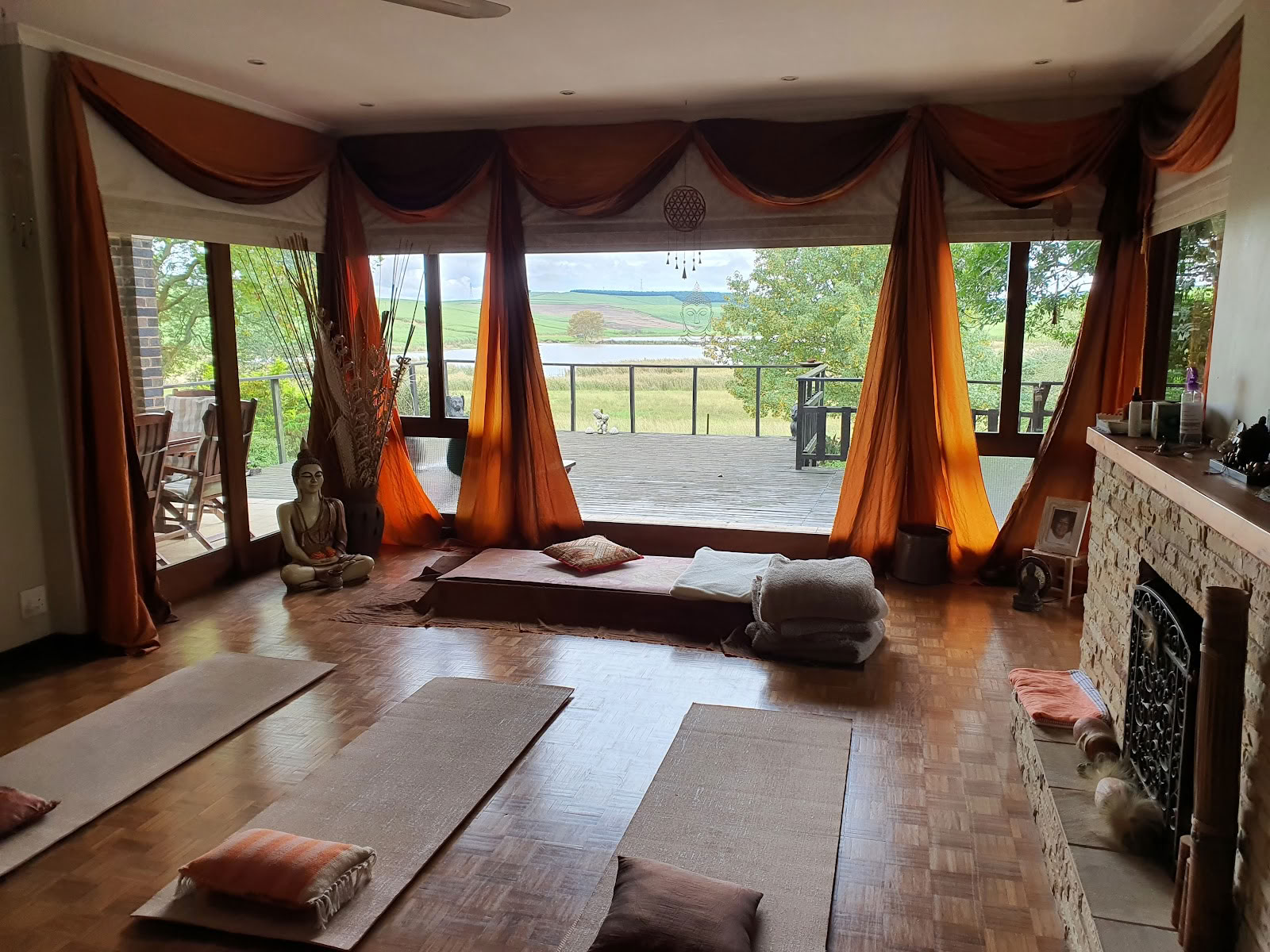 Landlig yogaretreat med stier