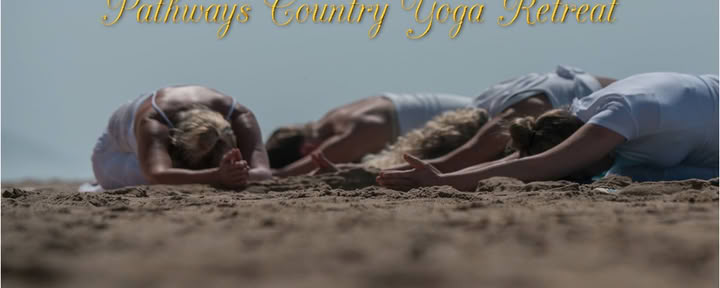 Landlig yogaretreat med stier