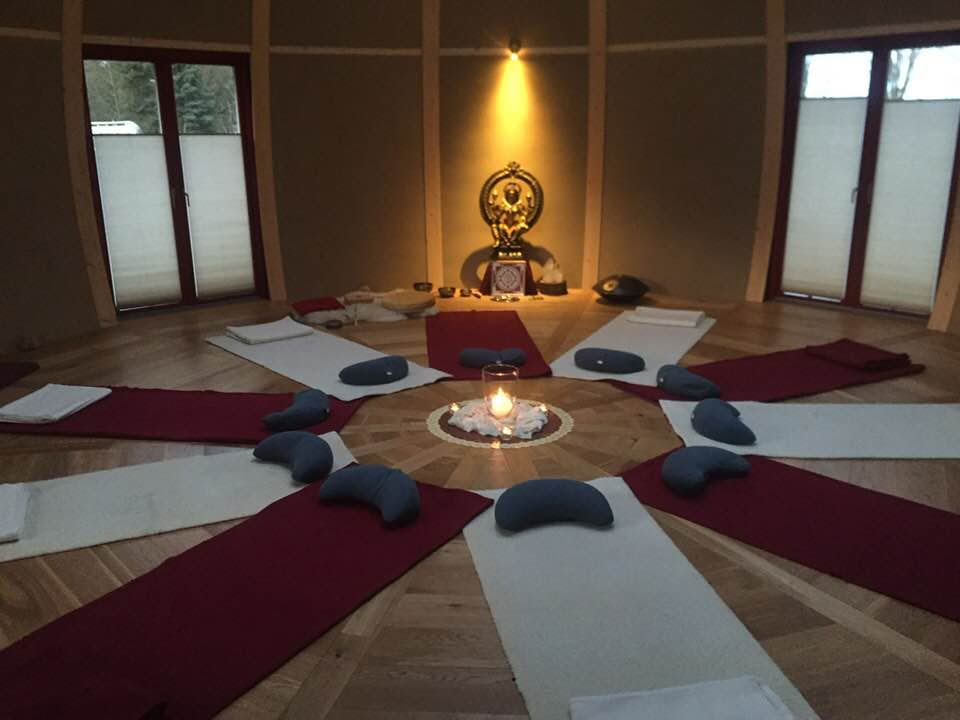 Yogini Dome - Lydrum af stilhed / retreat, yoga & meditation