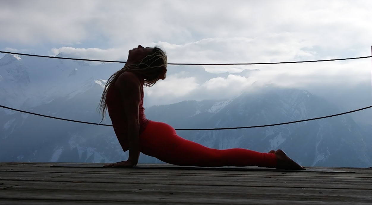 Yoga med Emma i brændeskuret
